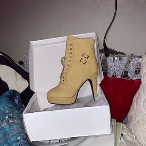 Source Unknown Tan Heeled Boots
